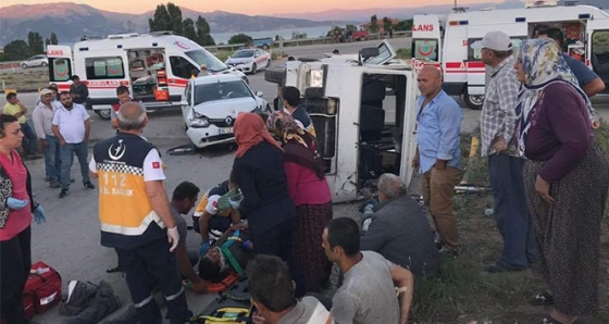 Tarım işçilerini taşıyan minibüs otomobille çarpıştı: 11 yaralı