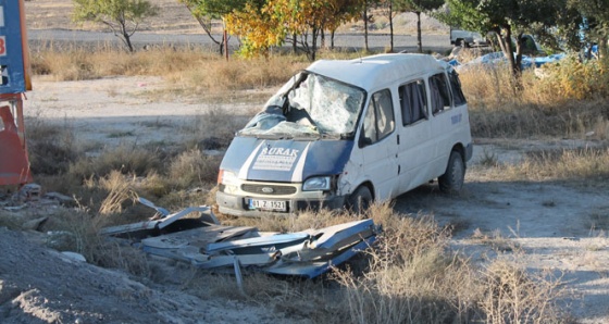 Tarım işçilerini taşıyan minibüs takla attı: 13 yaralı