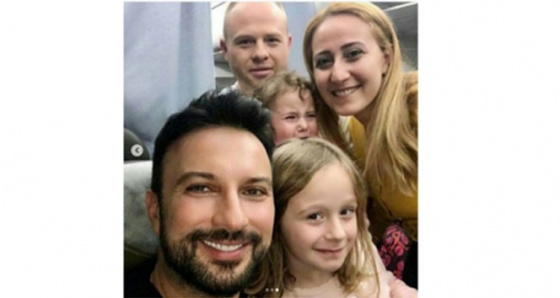 Tarkan’a uçakta yolculardan ve hosteslerden yoğun ilgi