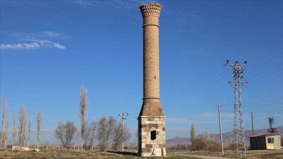 Tarlaların ortasında bir tarihi minare