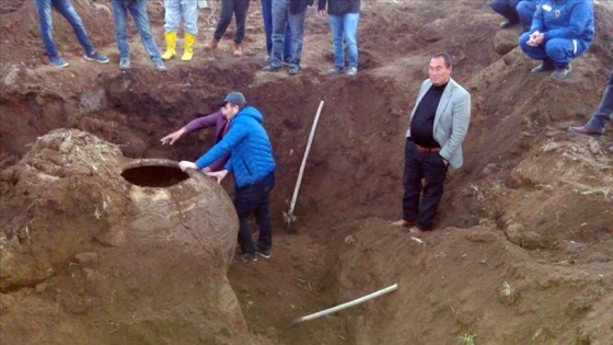 Tarlasını sürerken Bizans dönemine ait küp buldu