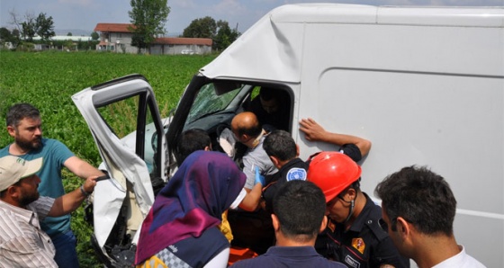 Tarlaya uçan minibüste sıkıştı