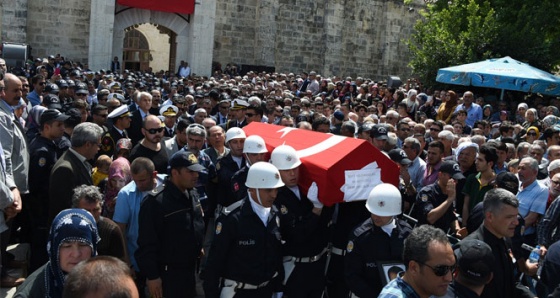 Tarsus'ta şehit polis dualarla uğurlandı