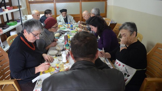 Taş ve odun parçaları 'yaşlı eller'de renkleniyor