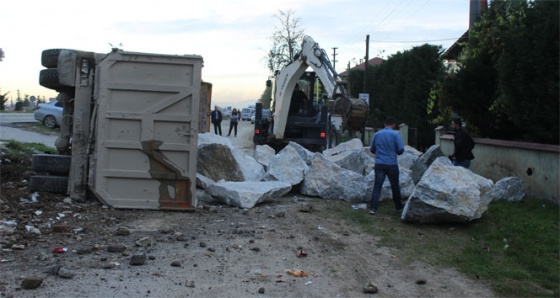 Taş yüklü kamyon devrildi