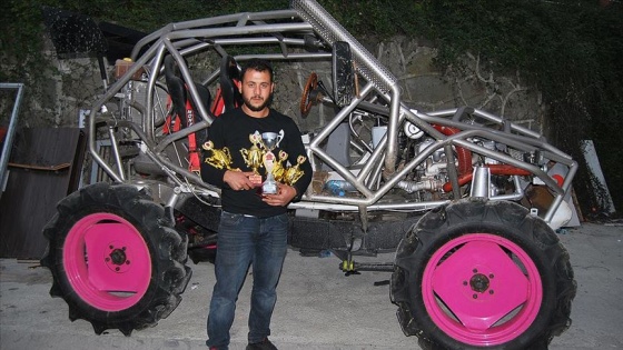 Tasarladığı off-road aracıyla zorlu parkurları aşıyor