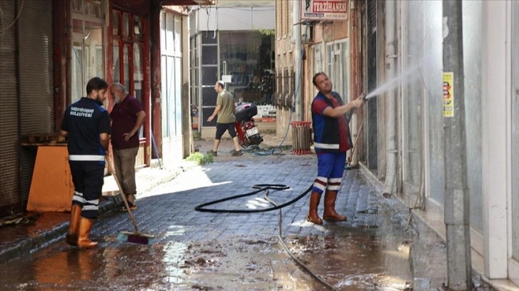 Taşkın ve heyelan meydana gelen Araklı'da temizlik çalışmaları sürüyor