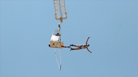 Tatilcilerin 'bungee jumping' heyecanı