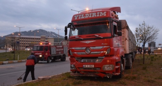 Tatvan’da TIR ile taksi çarpıştı: 3 yaralı