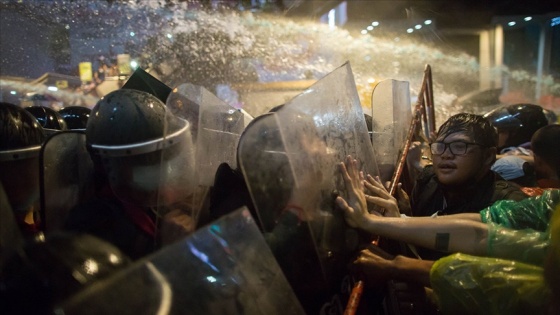 Tayland'da hükümet karşıtı protestocu gruplar polisle çatıştı