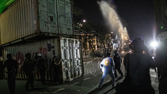 Tayland polisi hükümetin Kovid-19'la mücadele yöntemini protesto eden kalabalığa müdahale etti