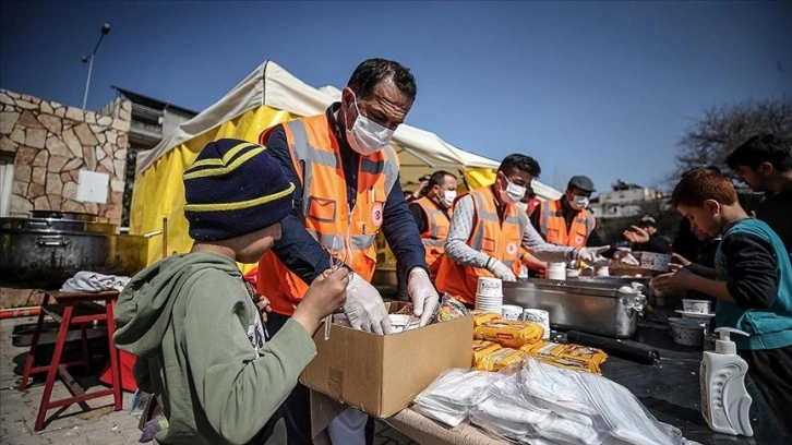 TBMM aşçıları Hatay'da depremzedeler için yemek pişiriyor