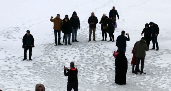 Tehlikeye aldırış etmediler, buz tutan gölün üzerine çıktılar