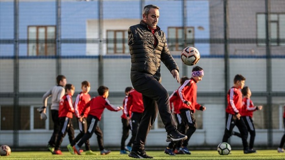 Tek koluyla tutunduğu hayatta geleceğin futbolcularını yetiştiriyor