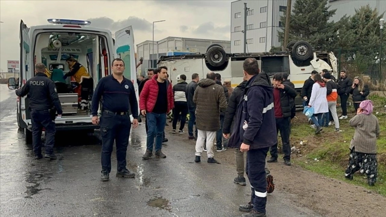 Tekirdağ'da işçi taşıyan midibüsün devrildiği kazada 25 kişi yaralandı