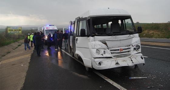 Tekirdağ'da öğrenci servisi kamyona çarptı: 15 yaralı
