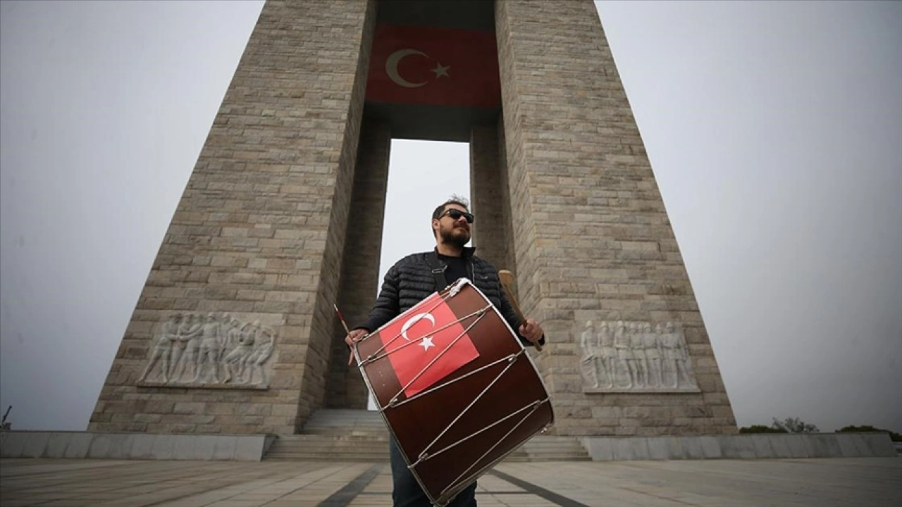 Tekirdağ'dan Çanakkale Zaferi için davul çalarak yola çıkan müzisyen Şehitler Abidesi'ne u