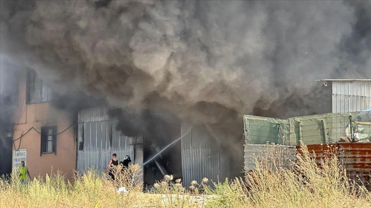 Tekirdağ'da geri dönüşüm tesisinde çıkan yangına müdahale ediliyor