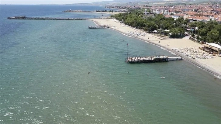 Tekirdağ'ın Şarköy ilçesindeki mavi bayraklı plajlar yerli ve yabancı turistleri ağırlıyor