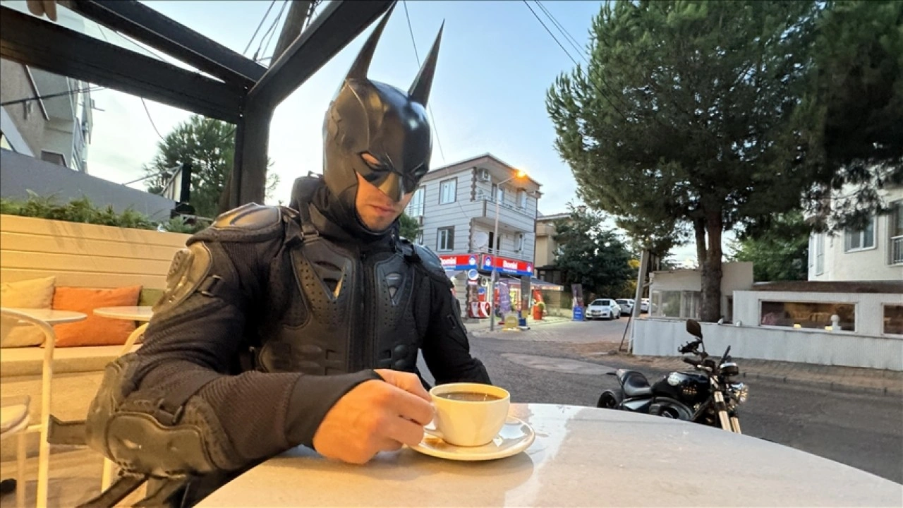 "Tekirdağlı Batman" hayranı olduğu film karakteri gibi yaşıyor