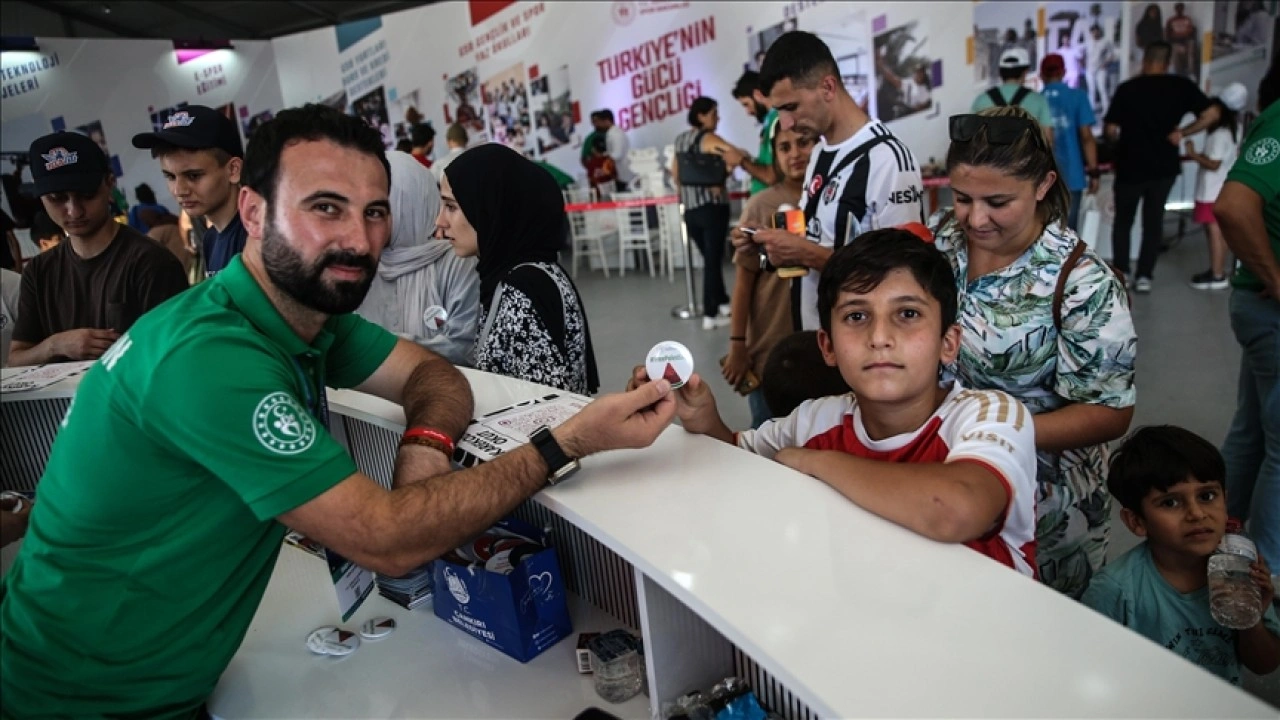 TEKNOFEST ziyaretçileri taktıkları rozetlerle Filistin'in özgürlük davasını anıyor