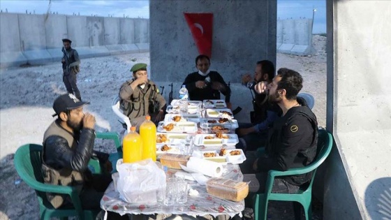 Tel Abyad'da görev yapan Mehmetçiğe iftarda tatlı ikramı