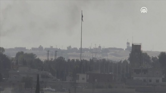 Tel Abyad'ın batısında bununan YPG/PKK’ya ait bez parçası indirildi