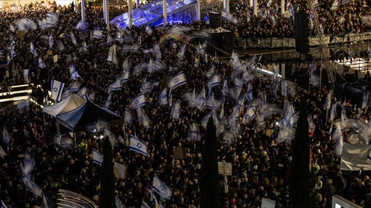 Tel Aviv'de yaklaşık 80 bin İsrailli gösterici aşırı sağcı Netanyahu hükümetini protesto etti