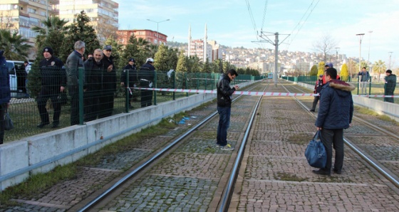 Tel örgülerin üzerinden atladı, tramvayın altında kaldı