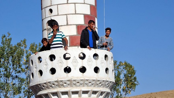 Telefonla konuşmak için minareye çıkıyorlar