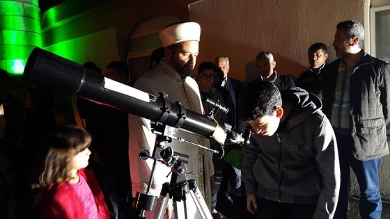 Teleskopla çocukların ve gençlerin ilgisini camiye çekiyor