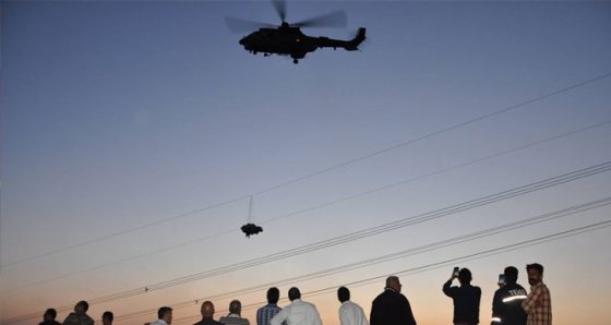 Tellere takılan paraşütçü helikopterin rüzgarıyla yere düştü