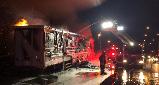 TEM’de karton yüklü tır alev alev yandı, trafik kilitlendi