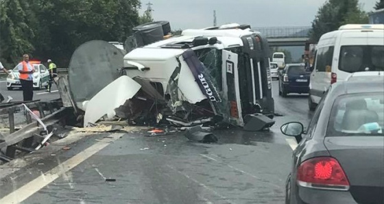 TEM’de tanker devrildi 1 yaralı