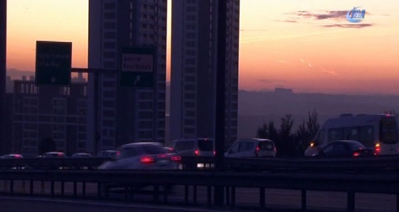 TEM’de tır devrildi, yol trafiğe kapandı