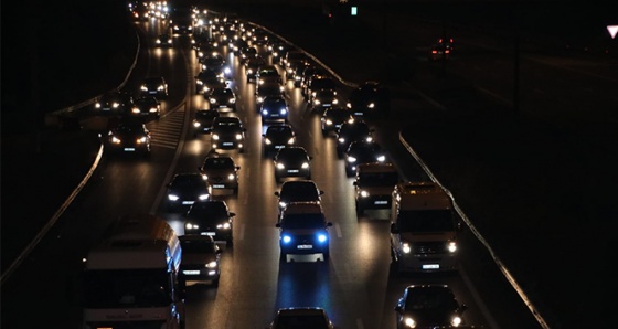 TEM Otoyolu Düzce kesiminde gece saatlerinde trafik durarak ilerliyor