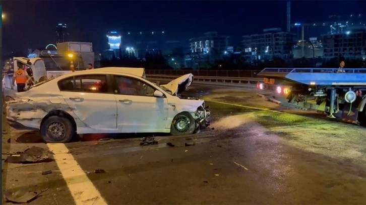 TEM Otoyolu'nda 3 aracın karıştığı kazada 1'i ağır 3 kişi yaralandı