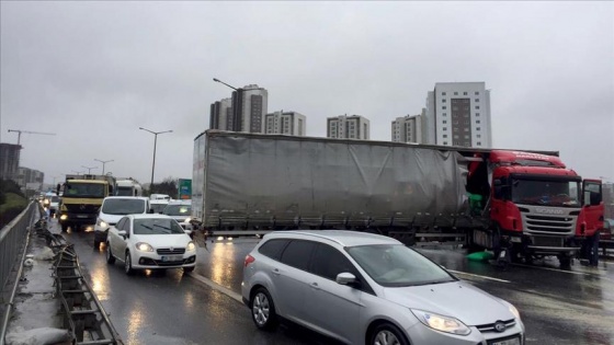 TEM otoyolunda yan dönen tır trafiği aksattı