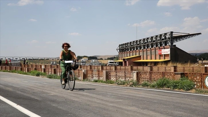 Temiz çevre ve sağlıklı yaşamı özendirmek için pedal çeviriyor