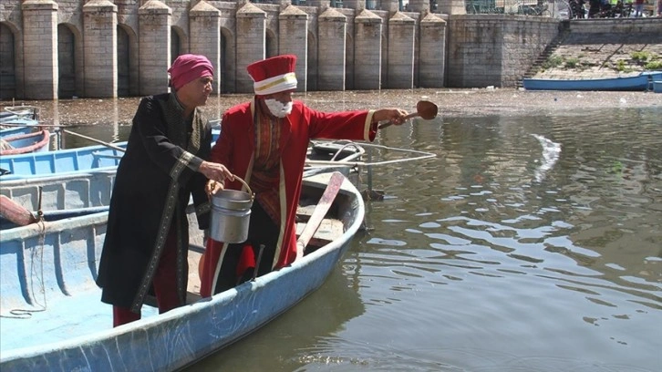 Temsili Nasrettin Hoca kuraklığa dikkati çekmek için Beyşehir Gölü'ne maya çaldı