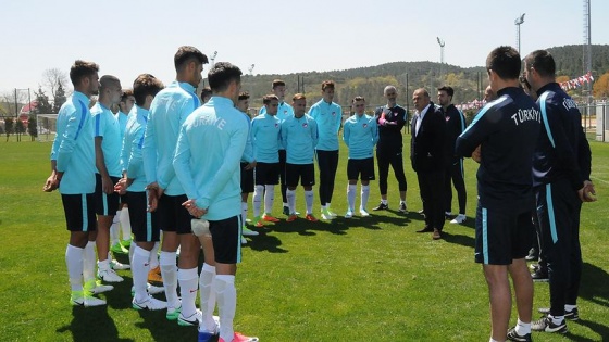 Terim ve Dürüst, genç millilerle buluştu