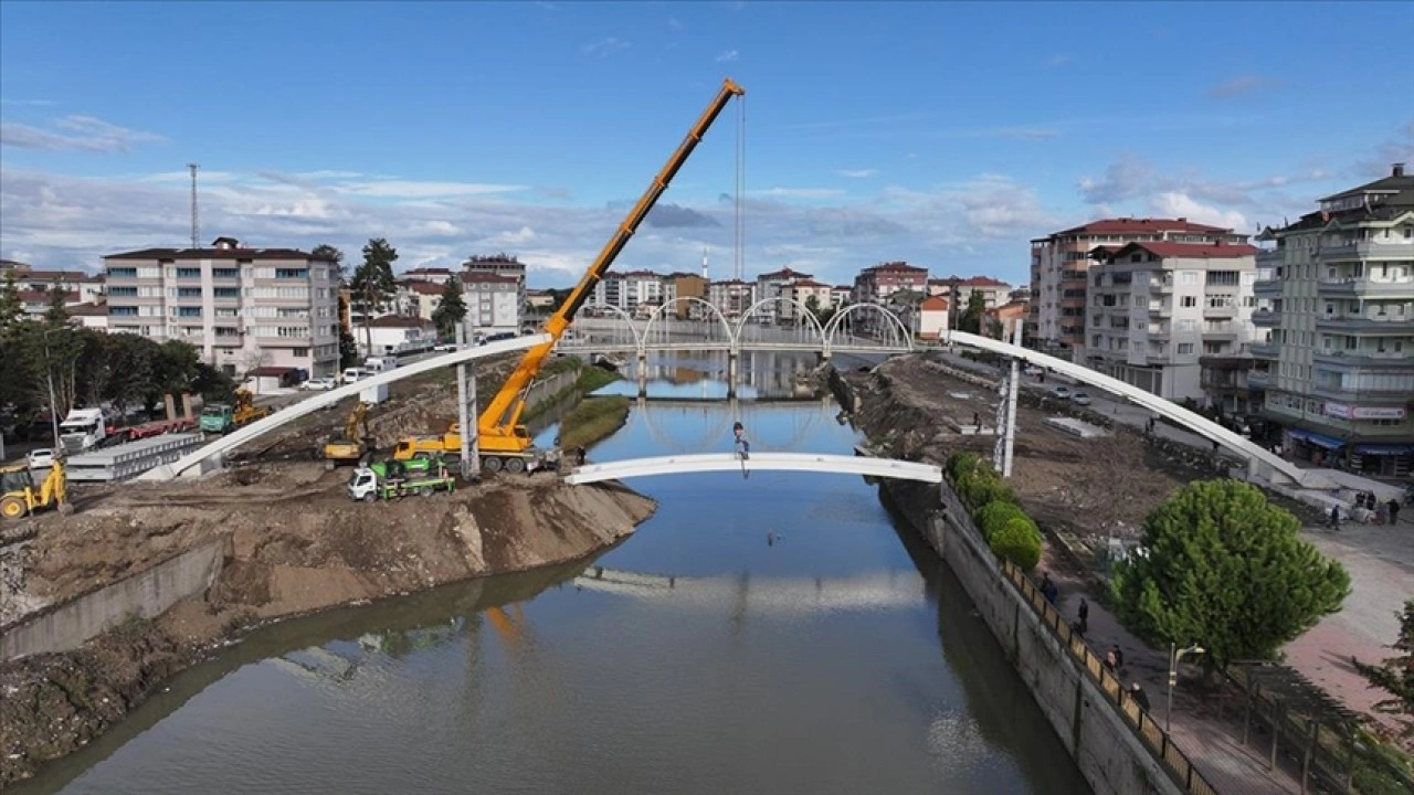 Terme Çayı üzerinde çelik konstrüksiyonlu yaya köprüsünün montajına başlandı