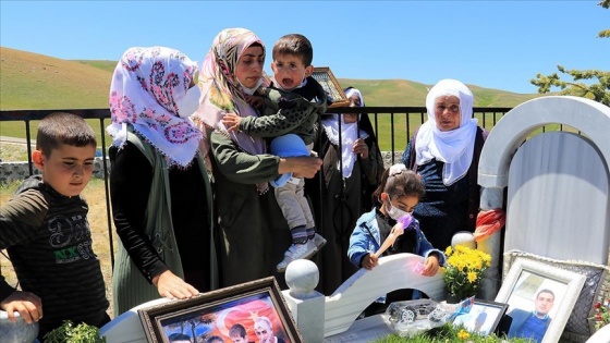 Terör örgütü PKK'nın katlettiği babasının mezarı başında buruk doğum günü