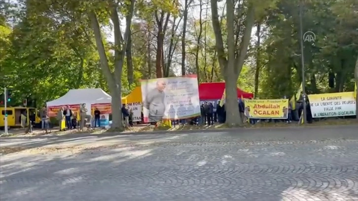 Terör örgütü PKK yandaşları Strazburg'daki Avrupa Konseyi önünde gösteri yaptı