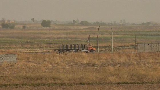 Terör örgütü YPG/PKK'dan sınır hattına beton blok sevkiyatı