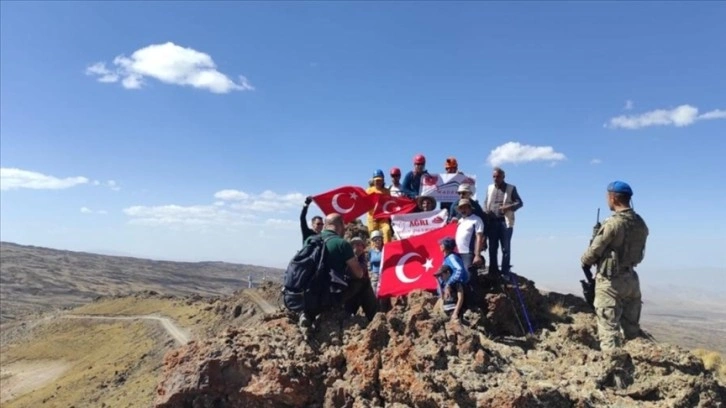 Terörden arındırılan Tendürek'te dağcılar zirvede Türk bayrağı açtı