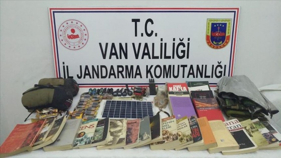 Teröristlere ait 3 sığınakta mühimmat ve yaşam malzemeleri ele geçirildi