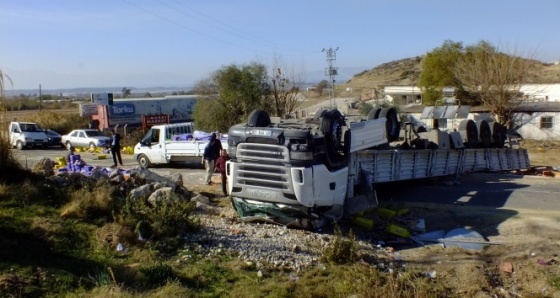 Ters dönen tırdan burnu bile kanamadan çıktı