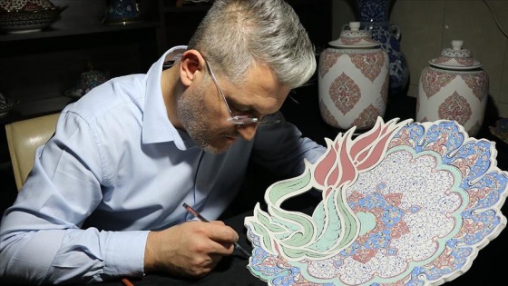 Tezhip ve kilim desenlerini çini sanatıyla buluşturdu