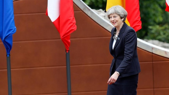 Theresa May'a 'korkaklık' suçlaması